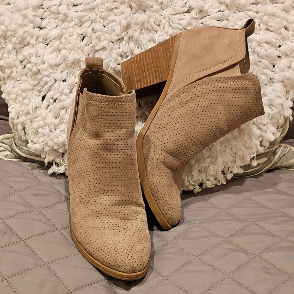 Universal Thread Tan Heeled Boots with V-Cut Design